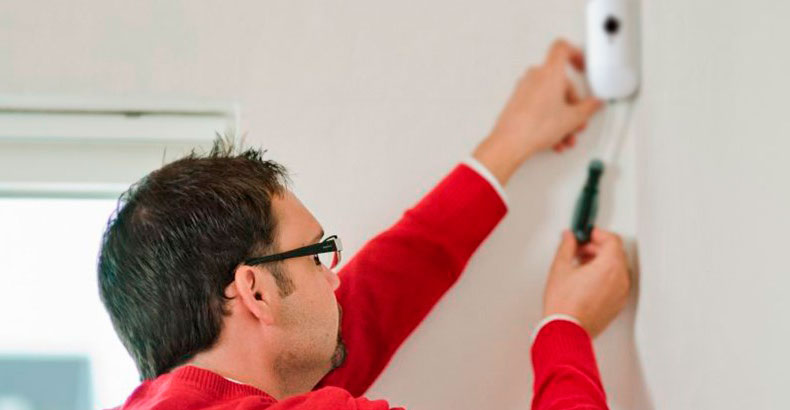 Instalador mostrando como poner alarma Verisure