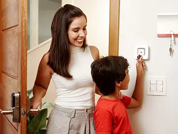 Familia desayunando en casa